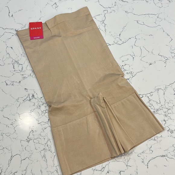New Spanx OnCore High Waisted Mid Thigh Shaper - Picture 5 of 9